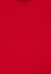 Tissu rouge vif côtelé, vue en gros plan, montrant la texture et de fines lignes verticales.