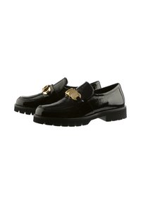 Svarta lackläder loafers med rund tå, gummisula och gulddetaljer. Har ett band med en dekorativ spänne.