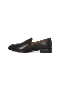 Scarpa nera in pelle, slip-on, con punta arrotondata, caratterizzata da un basso tacco a blocco e una parte superiore texture. Design semplice senza accenti visibili.
