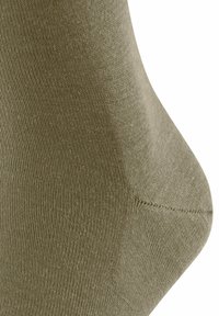 Zielona bawełniana skarpetka o prążkowanej strukturze, dopasowana do kształtu stopy. Szew na palcach i kostce, gładkie wykończenie, idealna do noszenia na co dzień.