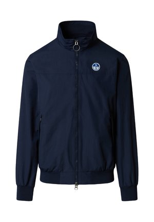 Giacca blu navy con zip, colletto alto, polsini e orlo elastici, tasche laterali con zip e logo circolare sul petto sinistro.