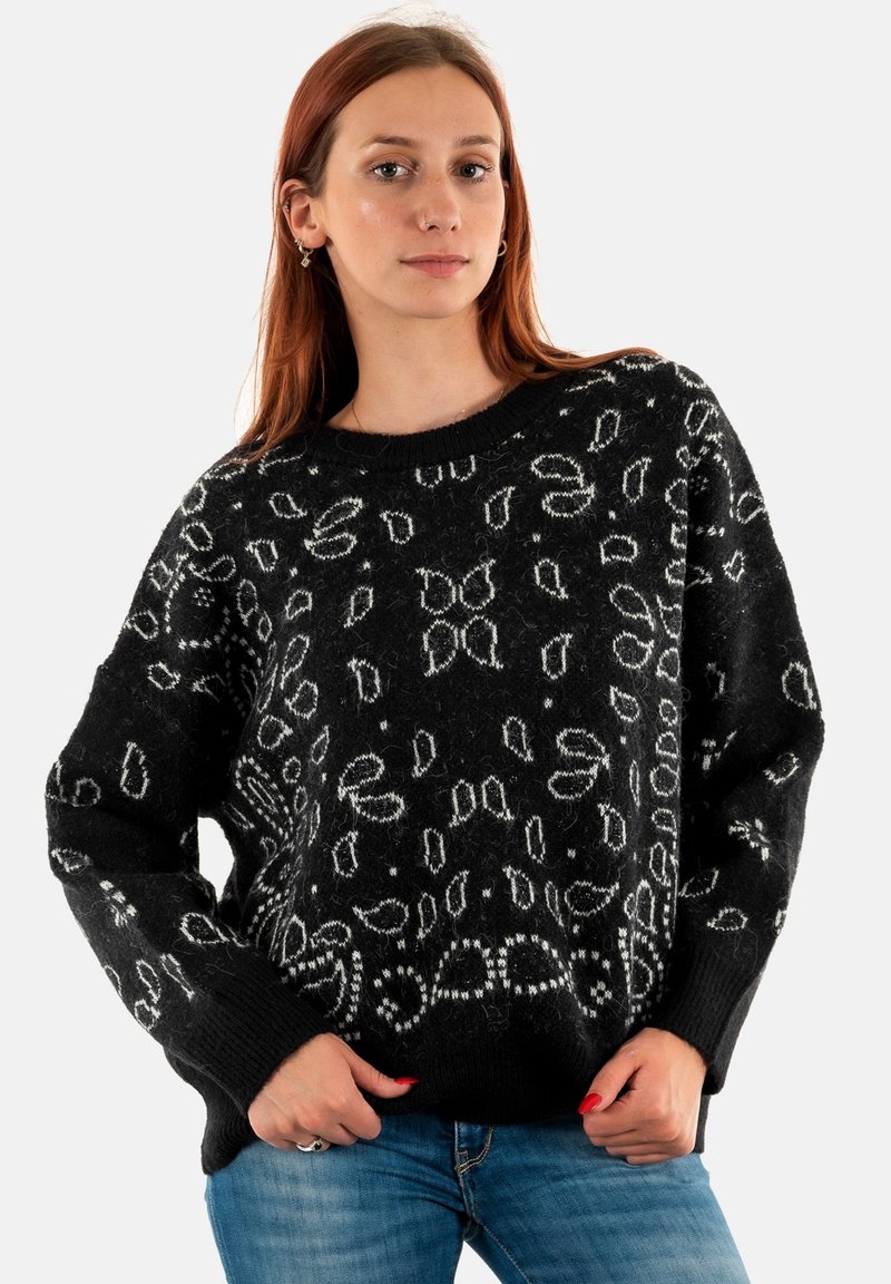 Zwarte gebreide trui met een witte bloemprint. Het ontwerp heeft een relaxte pasvorm, geribbelde manchetten en een brede halslijn. Zacht, gestructureerd materiaal.