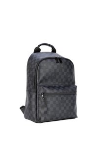 Zwarte geruite rugzak gemaakt van gestructureerd synthetisch materiaal, voorzien van een bovenhandvat, een hoofdvak met rits en een voorvak met rits.