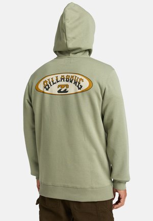 Groene hoodie gemaakt van zacht materiaal. Heeft een groot Billabong-logo in geel en zwart op de achterkant. Geribbelde manchetten en zoom.