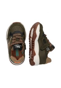Zapatillas de ante y malla verdes con suela blanca, detalles en naranja y cordones con estampado. Incluyen una correa de Velcro para un ajuste seguro.