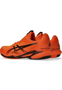 Orange Sport Schuhe mit schwarzen Akzenten, ausgestattet mit einem atmungsaktiven Mesh-Obermaterial, leichtem Design und strukturiertem Gummi-Außensohle für optimalen Halt.