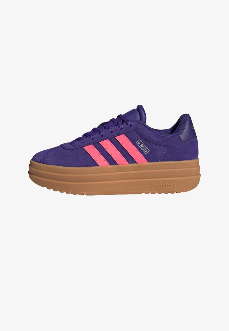 Baskets Adidas violettes avec des bandes roses et une semelle épaisse marron clair, vues de côté sur fond blanc.