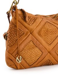 Braune Ledertasche mit einem gewebten Rautenmuster, Hardware in Goldfarbe, Reißverschluss und einem dekorativen Lederquaste-Detail.
