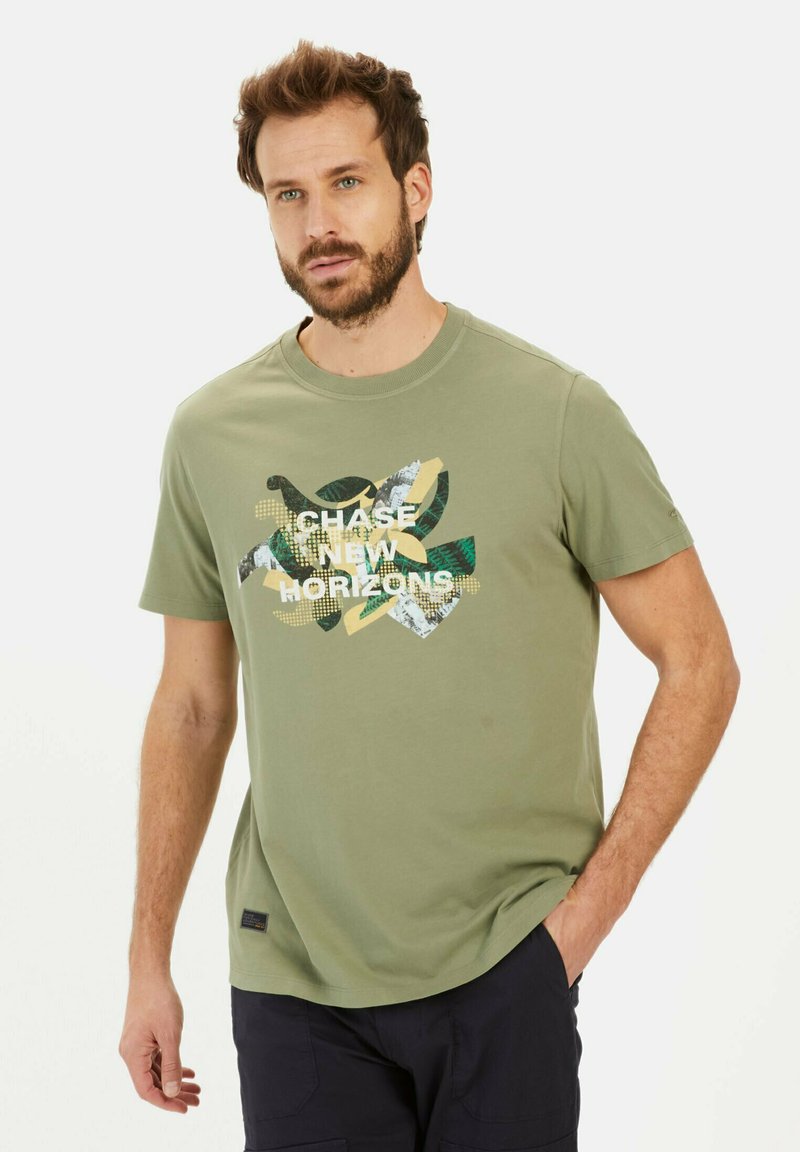 Oliven grøn T-shirt i bomuld med rund hals. Foran er der et grafikdesign med gul, grøn og hvid tekst, der står "JAGT NYE HORISONTER."