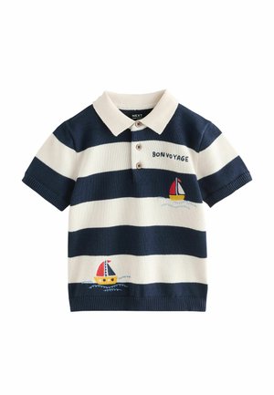 Tumesinise ja valge triibuline lühikeste varrukatega polo särk, millel on tikitud purjekad ja 