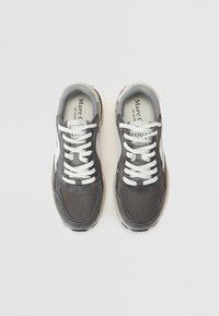 Sneaker grigie con una combinazione di materiali in rete e suede, dotate di lacci bianchi, collo imbottito e suola testurizzata.