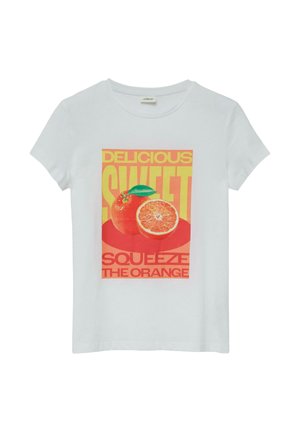 Biała koszulka z grafiką całej i przekrojonej pomarańczy, zielonym liściem oraz napisem "Delicious Sweet Squeeze the Orange" w żółtym i pomarańczowym kolorze.