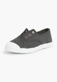 Plátěná obuv na slip-on v tmavě šedé barvě s bílou gumovou špičkou a podrážkou. Obsahuje dva otvory pro ventilaci. Navrženo pro pohodlné nošení.