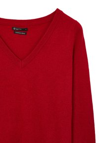 Roter Kaschmir-Mix-Pullover mit V-Ausschnitt, geribbeltem Kragen und glatter Textur. Etikett liest "Calliope, Größe S."