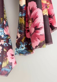 Blomstret tørklæde med store rosa og blå blomster på en mørk baggrund. Blød tekstur med frynset kant. Rektangulær form.