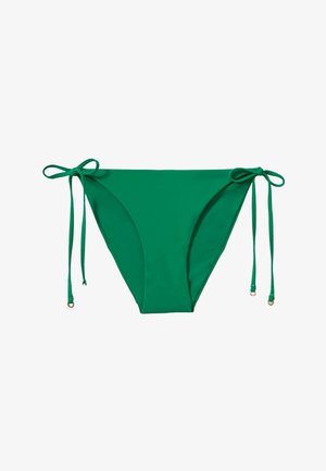 Grüne Bikinihosen mit seitlichen Bändern und kleinen Metallakzenten an den Enden vor weißem Hintergrund.