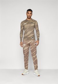 Venum UFC FIGHT WEEK RASHGUARDS - Pikkade varrukatega topp - desert camo