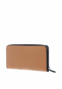 Portefeuille en cuir marron à texture grainée, fermeture éclair et coutures accent noires. Présente une forme rectangulaire pour une portabilité fine.