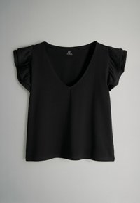 Čierny krátky rukáv s výstrihom do V. Vyrobený z mäkkej tkaniny, so zdobením v podobe riasenia na rukávoch a voľným strihom.