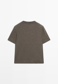 Short-sleeve, crew-neck t-shirt in dark olive green, made of soft cotton. Features a relaxed fit with straight hemline and simple design.
