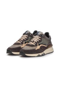 Zapatillas de hombre que combinan ante marrón oscuro y acentos beige, malla texturizada y una suela gruesa en zigzag para tracción.