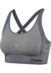 Grijze sportbeha met kruisbanden, textuurstof en een logo. Heeft een aansluitend ontwerp en contrasterende patronen aan de zijkanten.