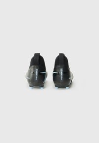 Bottines de football noires avec une texture en fibre de carbone élégante. Dotées d'accents bleus et d'un design à col haut pour le soutien de la cheville. Semelle extérieure à crampons.