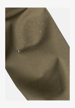 Vodoodolný olivovo-zelený materiál s viditeľnými kvapkami vody na hladkom povrchu, zdôrazňujúci odolnosť a vodoodpudivú štruktúru.