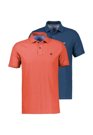 Zwei kurzärmelige Poloshirts, eines korallenorange vorn und eines marineblau hinten, beide mit Kragen und Knopfleiste.