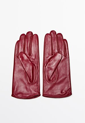Rode leren handschoenen met een gladde textuur, voorzien van een ontwerp met vier vingers en taps toelopende uiteinden. Geen zichtbare hardware of versieringen.