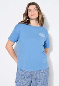 Lichtblauwe katoen t-shirt met een losse pasvorm en een ronde hals, met een witte grafische print op de linkerborst.