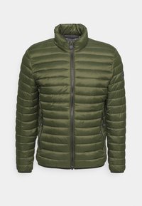 Giacca puffy verde oliva con trapuntatura orizzontale, colletto alto, due tasche laterali con zip e chiusura frontale con zip. Tessuto liscio, materiale leggero.