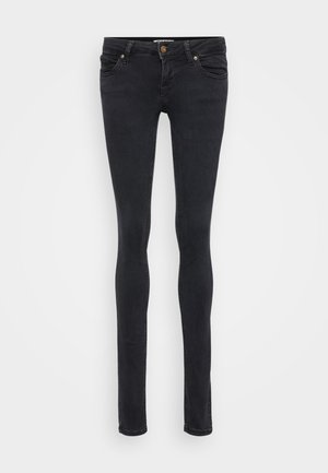 Mršave traperice od tamnog denima. Sadrže zatvaranje na dugme i munju, pet džepova i tonirano šivanje. Pristaju uz noge i rub.