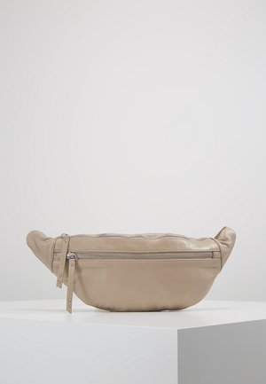 Beige leren heuptas met twee zilverkleurige ritssluitingen en leren trekhaakjes, weergegeven op een witte ondergrond tegen een effen achtergrond.
