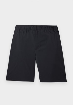 Shorts noirs longueur genou avec ceinture élastique et fermeture à bouton sur le devant, posés à plat sur un fond blanc.
