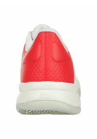 Zapatilla deportiva roja con parte trasera texturada, acentos blancos y suela acolchada; presenta un acabado suave y una forma redondeada.