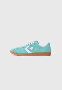Myntrgrøn suede sneakers med hvide detaljer, gummisål, stjernesymbol og "ALL STAR" branding i guld på siden. Letvægtsdesign.