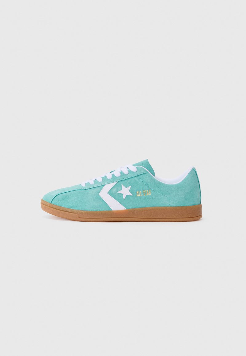 Myntrgrøn suede sneakers med hvide detaljer, gummisål, stjernesymbol og "ALL STAR" branding i guld på siden. Letvægtsdesign.