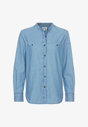 Chemise en denim bleu clair à manches longues, fermeture à boutons, deux poches poitrine et col bandeau. Présente des boutons foncés et une coupe décontractée.