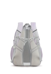 Un sac à dos léger violet et gris avec un dos en maille, des bretelles rembourrées et des boucles réglables ; il dispose d'une surface texturée et d'un design ergonomique.