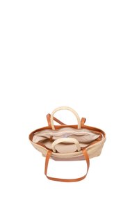 Tkaná slámová kabelka se světle hnědými koženými detaily, dvouma uchy a prostorným interiérem s bočním zipovým kapsou a polstrovanou vložkou.