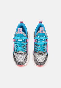 Glittriga sneakers som har en blandning av silver, rosa och blå material, med rund tå, platt sula och kontrasterande snören och accenter.
