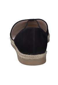 Svart semsket slip-on sko med myk såle, jute taukant og rund hæl. Baksiden har en enkel løkke for enkel påkledning.