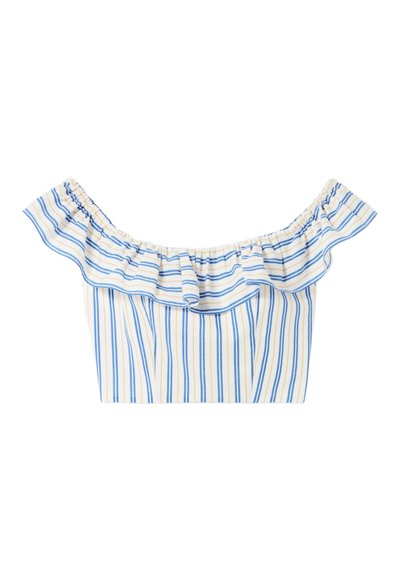 Top cropped off-the-shoulder in cotone bianco con strisce verticali blu e gialle. Presenta un bordo arricciato lungo il collo e un tessuto testurizzato.