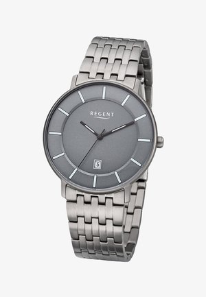 Montre-bracelet Regent avec bracelet en métal argenté à maillons, cadran rond gris, marqueurs d'heure blancs, trois aiguilles et affichage de la date indiquant le 5.