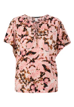 Bluse mit floralem Muster in Pink und Blumenmotiven, verziert mit schwarzen und braunen Akzenten. Kurze Ärmel, lockere Passform und Bindeband am Ausschnitt.
