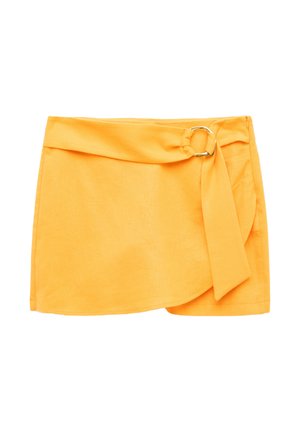 Gul mininederdel i omslagsstil med et stofbælte, der er fastgjort med en sølvring på højre side.