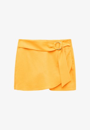 Gul mininederdel i omslagsstil med et stofbælte, der er fastgjort med en sølvring på højre side.