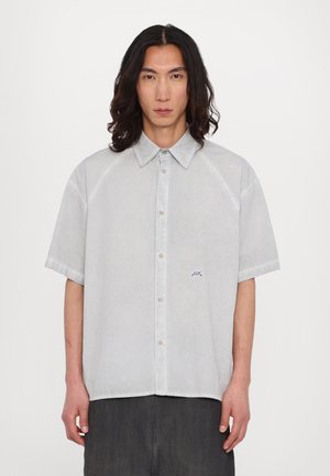 Chemise en denim gris clair à manches courtes avec un col boutonné, dotée d'un logo brodé sur la poitrine gauche et de surpiqûres contrastées.