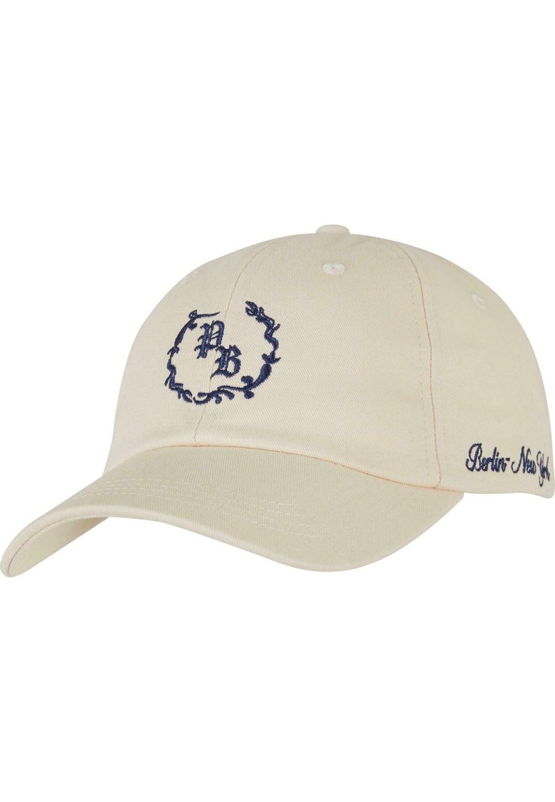 Kremfarget baseballcap med marineblå brodert logo, med buet skygge og dekorativ tekst på siden. Laget av bomull, med en strukturert form.